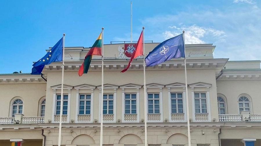 EU, NATO and Lithuanian flags in front of the Lithuanian Presidential Palace